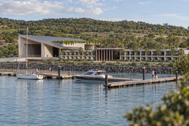 Render da Marina da Fazenda do Lago, com veleiro e lancha na doca